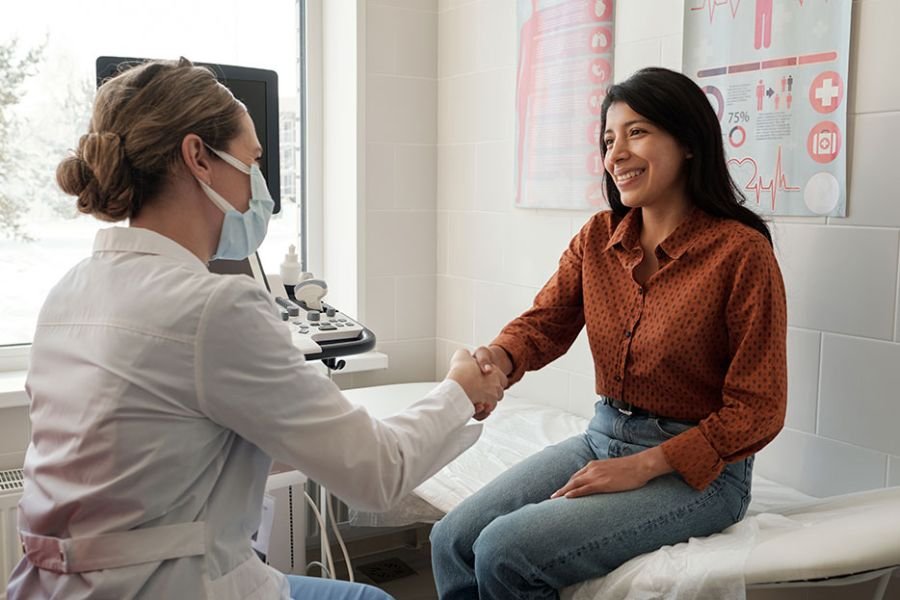 doctora atendiéndooslo a una paciente que esta feliz