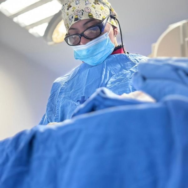 doctora con lentes en cirugía