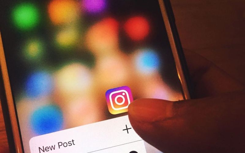 celular con la app instagram