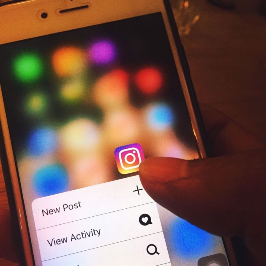celular con la app instagram