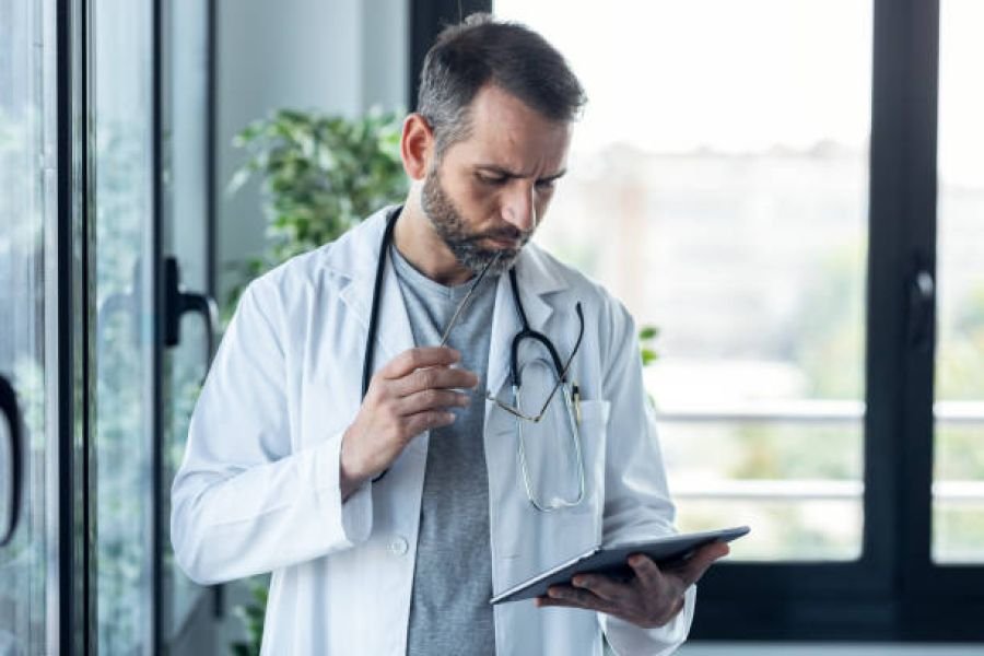 Doctor viendo su tablet
