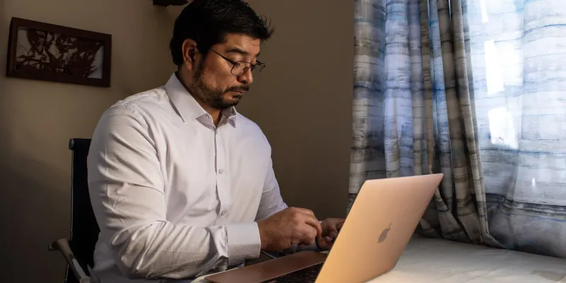 doctor trabajando en una laptop